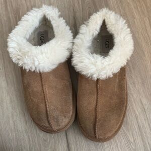 Kids Uggs Slippers, size 6